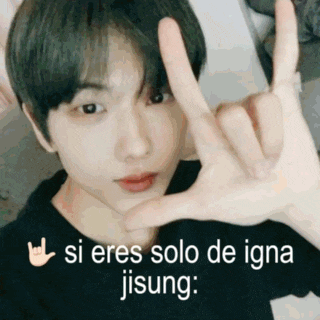 a young man is making a sign with his hands and says si eres solo de igna jisung .