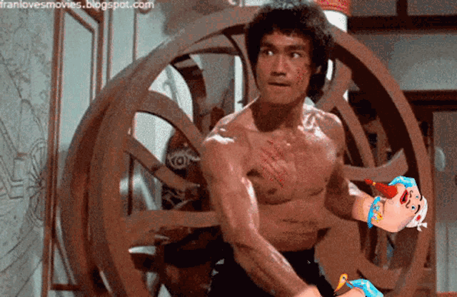 a picture of bruce lee with the website iranlovesmovies.blogspot.com in the lower right corner