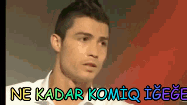 a man in a white shirt with the words ne kadar komiq igege behind him