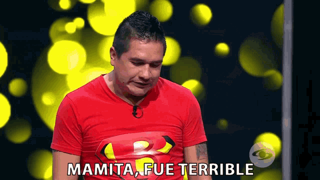 a man wearing a red shirt with superman on it says mamita fue terrible