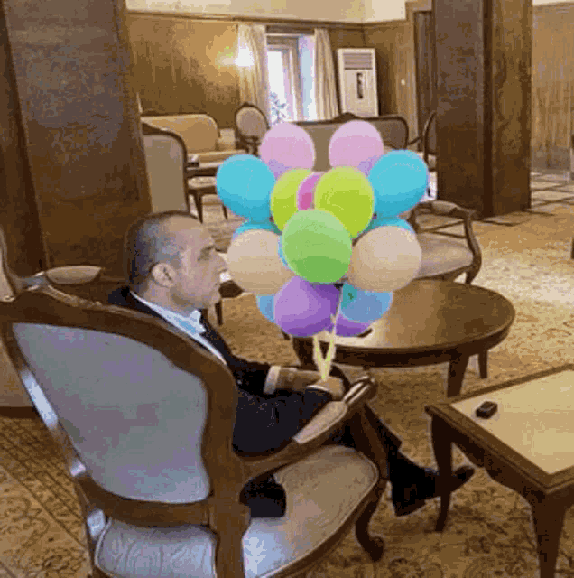 Saleh Kabul Balloons GIF - Saleh Kabul Balloons Waiting GIFs