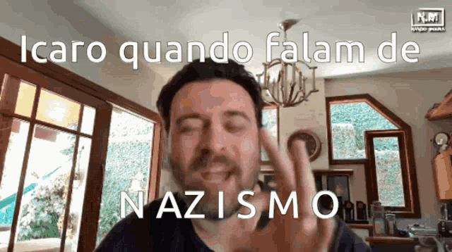 a man is making a funny face with the words icaro quando falam de nazismo behind him