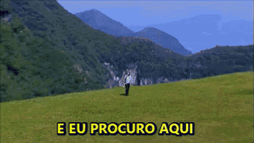 a person standing in a grassy field with the words e eu procuro aqui below