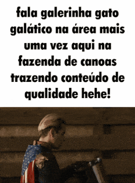 a man with an american flag on his back is standing in front of a sign that says fala galerinha gato