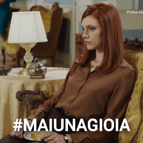 a woman is sitting in a chair with the hashtag #maiunagioia on the bottom