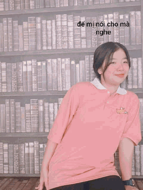 a girl holding a brown teddy bear with the words de mi noi cho ma nghe written on the bottom
