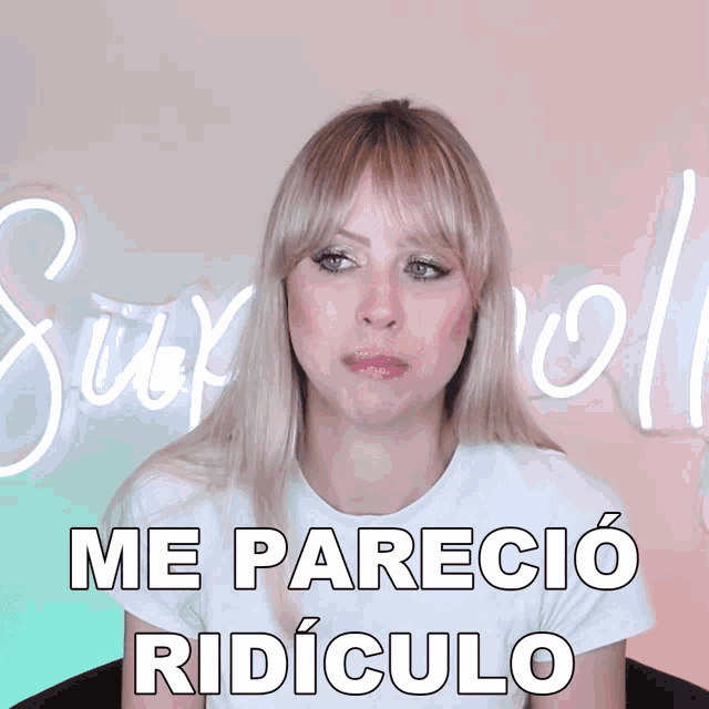 a woman in a white shirt says me parecio ridiculo in white letters