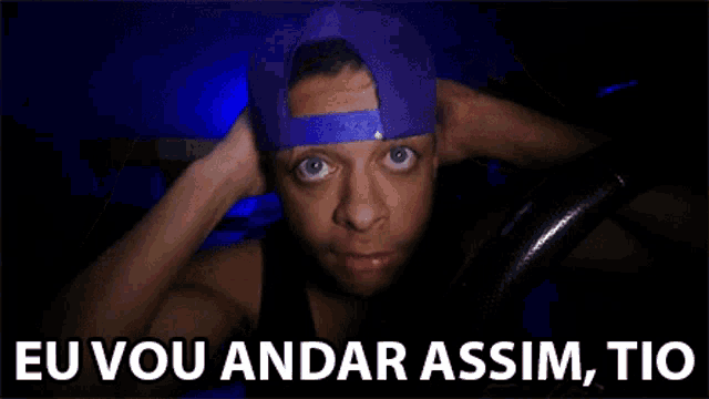 a man wearing a purple hat with the words eu vou andar assim tio on the bottom