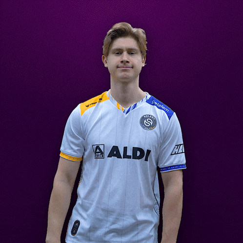 a man wearing a white shirt that says aldi