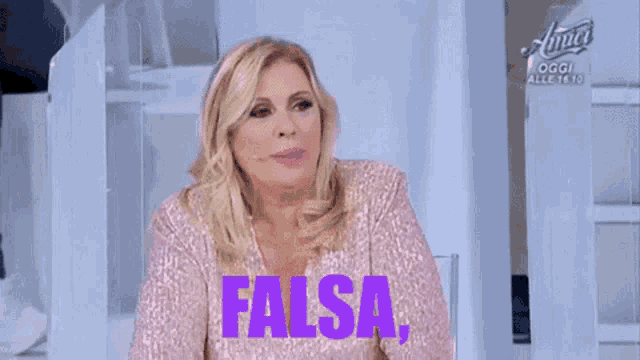 a woman in a pink dress says ipocrita on the screen