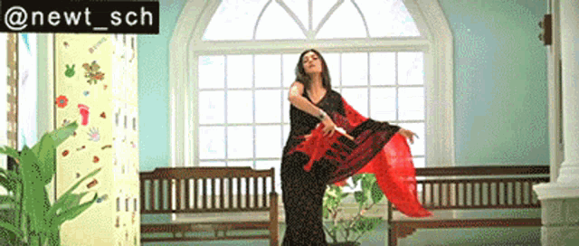 Main Hoon Na Sushmita Sen GIF - Main Hoon Na Sushmita Sen Chemistry Teacher Saree Dance GIFs