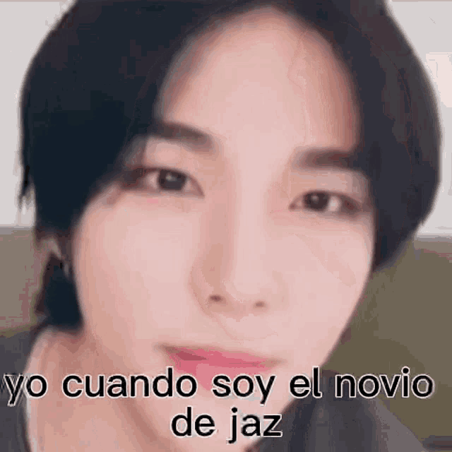 a close up of a person 's face with the words `` yo cuando soy el novio de jazz '' written on it .