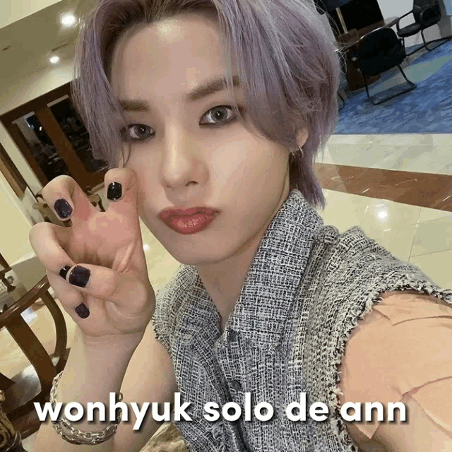a young man with purple hair takes a selfie with the words wonhyuk solo de ann below him