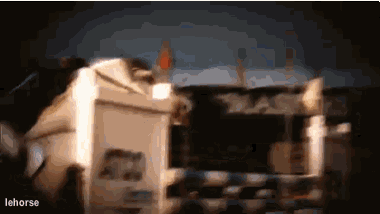 a blurry picture of a building with a sign that says ' das ' on it