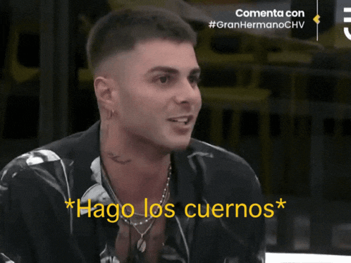 a man with a tattoo on his neck says " hago los cuernos " in spanish