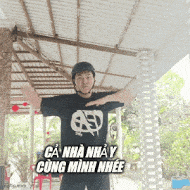 a man wearing a helmet and a t-shirt that says ca nha nhay cũng minh nhee
