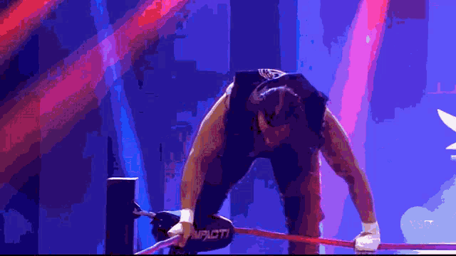 a man in a wrestling ring with the word piloti on his knee