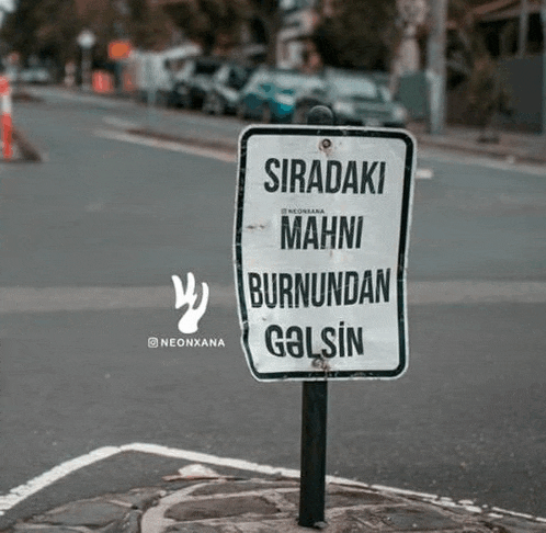 a sign that says siradi mahni burnundan galsin on it