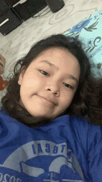 a girl wearing a blue shirt that says ia38t on it