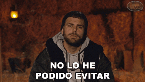 a man says no lo he podido evitar in front of a lantern