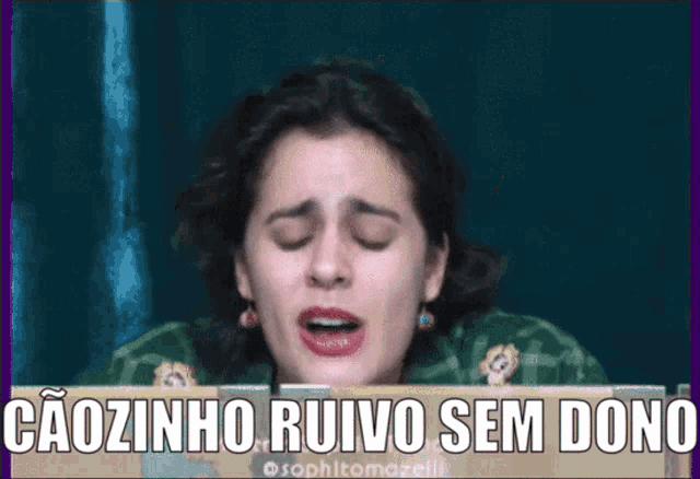 a woman with her eyes closed is behind a sign that says " caozinho ruivo sem dono "