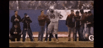 the number 89 is on the back of a football player