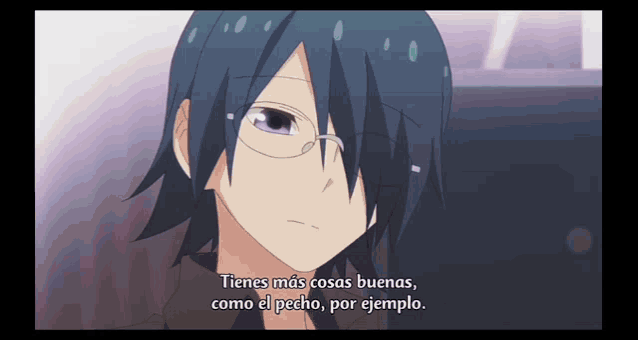 a man with glasses says tienes mas cosas buenas como el pecho por jemplo