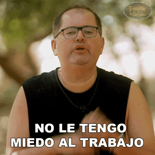 a man wearing glasses and a black tank top says " no le tengo miedo al trabajo "