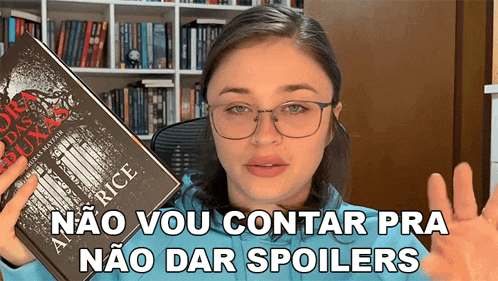 a woman is holding a book by alice rice and says " não vou contar pra não dar spoilers "