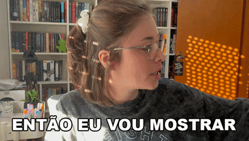 a woman wearing glasses and a shirt that says " então eu vou mostrar "