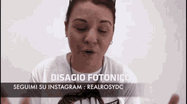 a woman wearing a white shirt with the words disagio fotonico below her