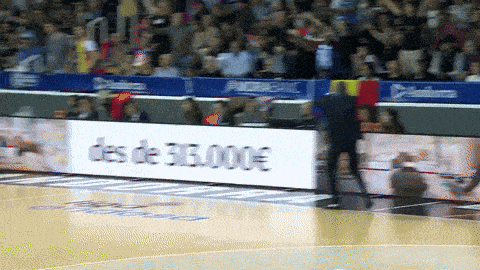 a sign on a basketball court that says des de 315.000