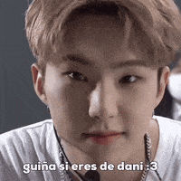 a close up of a young man 's face with the words guina si eres de dani .