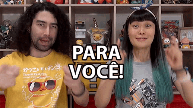 a man and a woman are standing next to each other and the man is wearing a yellow shirt that says " para voce "