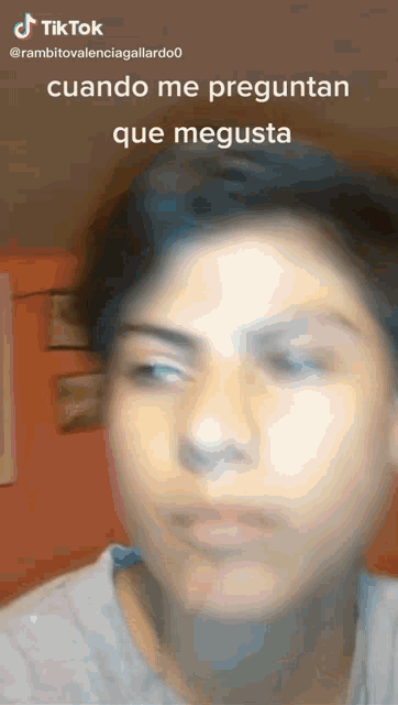 a blurred image of a person 's face with the words " cuando me preguntan que me gusta "