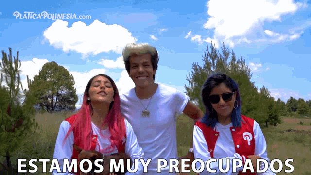 a group of people standing in a field with the words " estamos muy preocupados " written below them