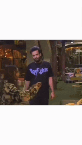 a man in a black shirt with the word dekho on it