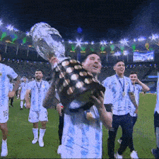 Levantando La Copa Lionel Messi GIF - Levantando La Copa Lionel Messi Trofeo GIFs