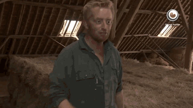 a man in a barn with the words it wol dwaan