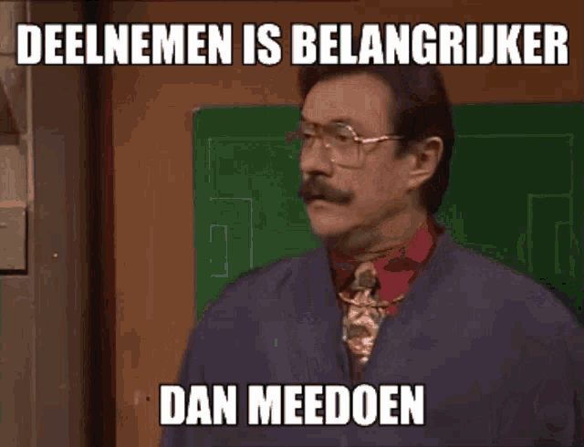 a man with glasses and a mustache is standing in front of a blackboard with the words deelnemen is belangriker dan meedoen