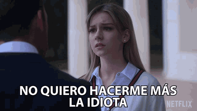 a woman is talking to a man with the words " no quiero hacerme mas la idiota " below her
