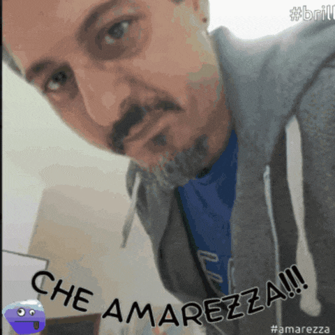a man taking a selfie with the words che amarezza written on the bottom