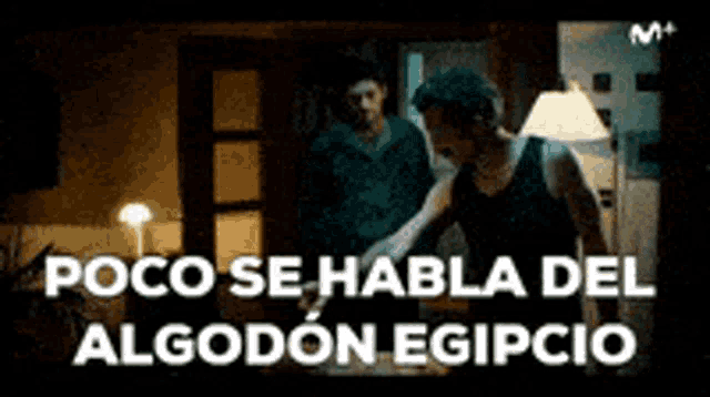 a man is talking to another man in a dark room with the words poco se habla del algodon egipcio above him
