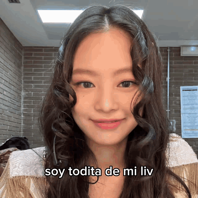 a close up of a woman with the words soy todita de mi liv below her
