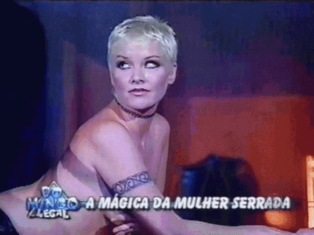 a naked woman is on a stage with the words magica da mulher serrada in the background