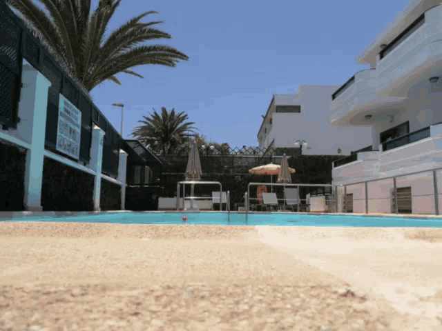 a swimming pool with a sign on the wall that says ' piscina ' on it