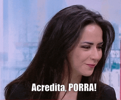 a woman with long dark hair is smiling with the words acredita porra below her