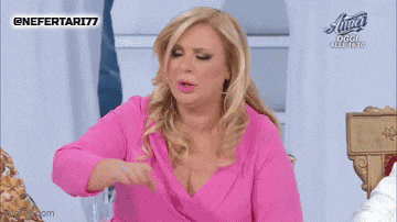 a woman in a pink shirt says bloccalo immediatamente