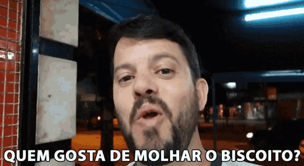 a man with the words quem gosta de molhar o biscoito behind him