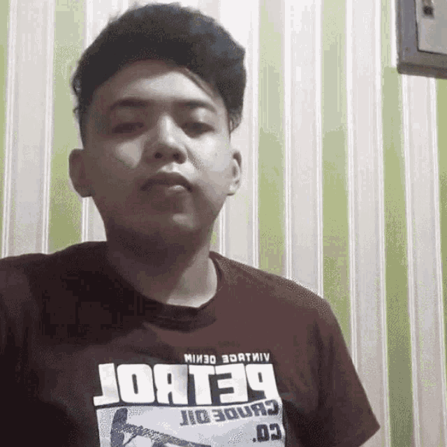 a man wearing a shirt that says joate9